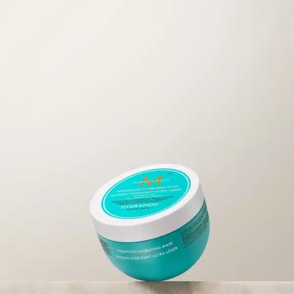 Moroccan Oil Hydrating Mask Light 250ml Μια ελαφριά αλλά έντονα θρεπτική μάσκα με έλαιο Argan και βούτυρο Καριτέ που βοηθά στην αποκατάσταση της υγρασίας, της ελαστικότητας και της λάμψης στα ξηρά μαλλιά. Για λεπτά ξηρά μαλλιά.