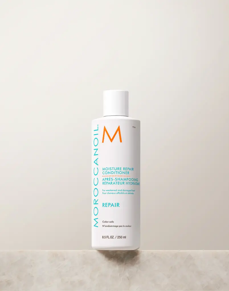 Moroccanoil Moisture Repair Conditioner 250ml Ένα ενισχυτικό conditioner με έλαιο Αrgan, απαραίτητα λιπαρά οξέα και πρωτεΐνες κερατίνης για να ξεμπερδεύει απαλά και να βοηθά στην αποκατάσταση των κατεστραμμένων μαλλιών. Για αδύναμα και ταλαιπωρημένα μαλλιά.