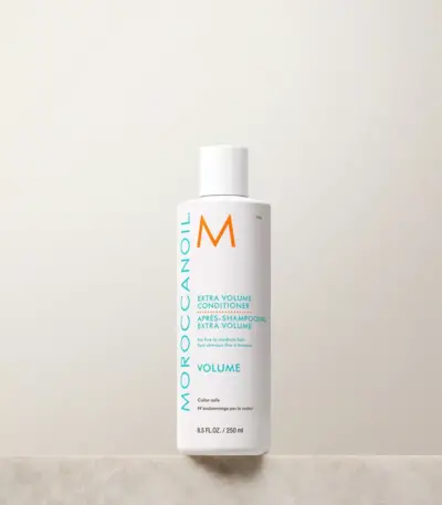 Moroccanoil Extra Volume Conditioner 250ml Για λεπτά μαλλιά. Ένα Conditioner για όγκο που ξεμπερδεύει απαλά, ενισχύει τη λάμψη και την ενυδάτωση, προφέροντας μαλλιά ευκολοχτένιστα χωρίς καμία αίσθηση βάρους.