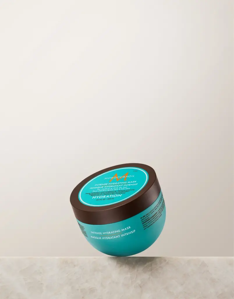 Moroccanoil Intense Hydrating Mask 250ml Μια βαθιά μαλακτική μάσκα που βοηθά στην αποκατάσταση της υγρασίας, της ελαστικότητας και της λάμψης στα ξηρά μαλλιά. Με έλαιο Argan και άλλα θρεπτικά συστατικά. Για μέτρια έως χοντρά ξηρά μαλλιά