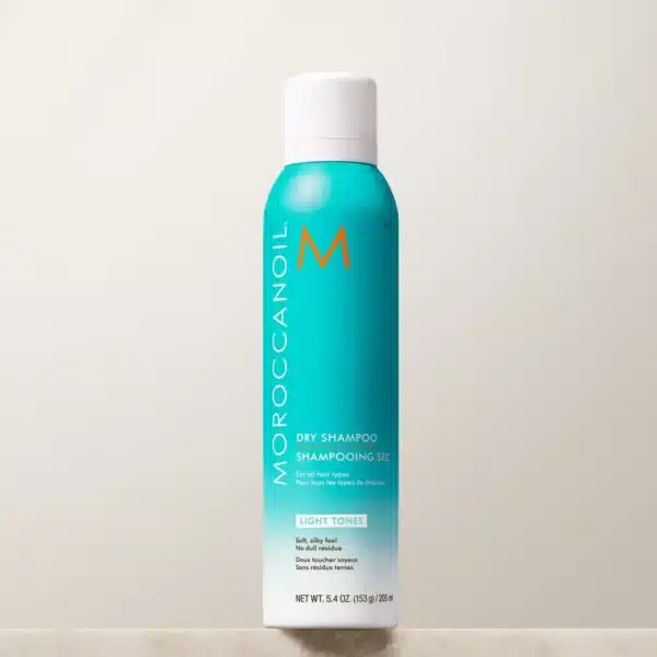 Moroccanoil Dry Shampoo Light Tones 205ml Για όλους τους τύπους μαλλιών Ένα ξηρό shampoo που απορροφάται αμέσως, απομακρύνοντας τη συσσώρευση λιπαρότητας και τα υπολείμματα προϊόντων styling ενώ παράλληλα καταπολεμά τους ανεπιθύμητους χάλκινους τόνους στα ανοιχτόχρωμα μαλλιά.