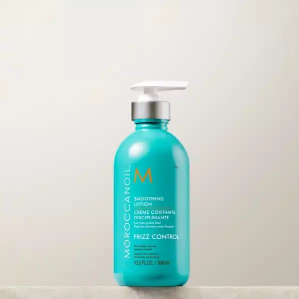 Moroccanoil Smoothing Lotion Για μεσαία, σγουρά και τραχιά μαλλιά Μια κρέμα που περιποιείται τα μαλλιά ενώ ελέγχει το φριζάρισμα, αυξάνει τη διαχειρισιμότητα