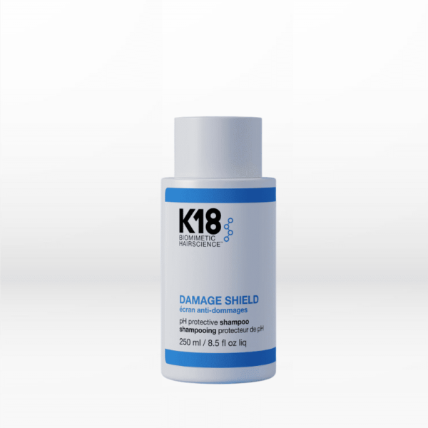 Το Κ18 Damage Shield pH protective shampoo είναι ένα σαμπουάν που καθαρίζει σε βάθος τα μαλλιά, διατηρώντας σταθερές τις τιμές pH των μαλλιών και του τριχωτού της κεφαλής. Για ακόμα καλύτερα αποτελέσματα εφαρμόζεται σε συνδυασμό με τη μοριακή θεραπεία αναδόμησης των μαλλιών Κ18.